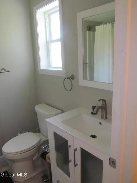 Bath - 18 Valleyview Ave, Schenectady, NY 12306 photo 1 of 1