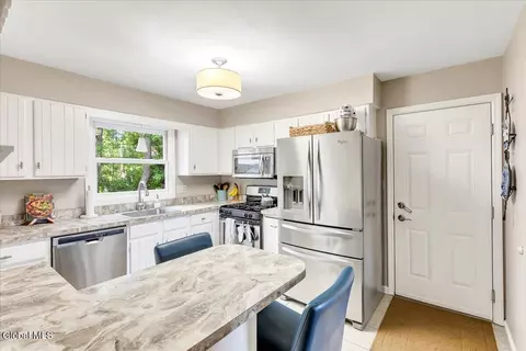 Kitchen - 11 Brinker Cir, Glenmont, NY 12077 photo 2 of 5
