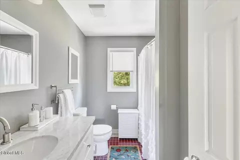 Bath - 11 Brinker Cir, Glenmont, NY 12077 photo 5 of 6