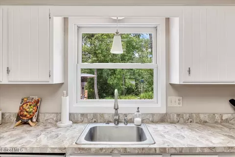 Kitchen - 11 Brinker Cir, Glenmont, NY 12077 photo 4 of 5