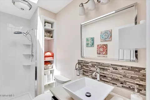 Bath - 11 Brinker Cir, Glenmont, NY 12077 photo 4 of 6