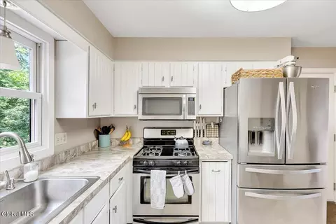 Kitchen - 11 Brinker Cir, Glenmont, NY 12077 photo 3 of 5