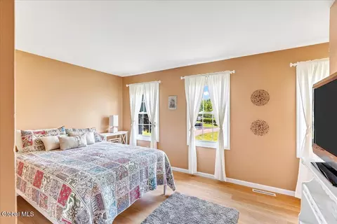 Bedroom - 11 Brinker Cir, Glenmont, NY 12077 photo 4 of 7