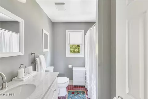 Bath - 11 Brinker Cir, Glenmont, NY 12077 photo 5 of 6