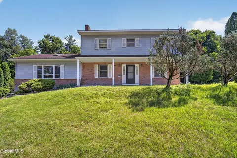 7 Huntington Pkwy, Ballston Lake, NY 12019