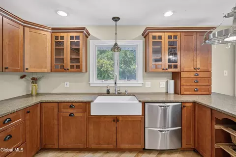Kitchen - 901 Londonderry Ct, Schenectady, NY 12309 photo 6 of 8