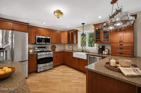 Kitchen - 901 Londonderry Ct, Schenectady, NY 12309 photo 3 of 8