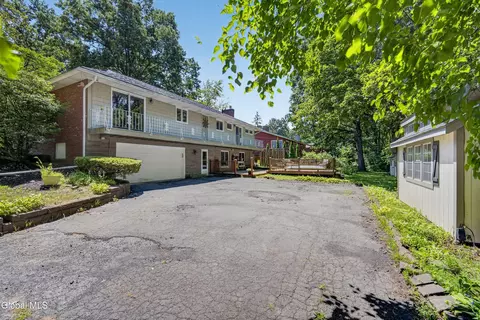 Exterior - 901 Londonderry Ct, Schenectady, NY 12309 photo 3 of 10