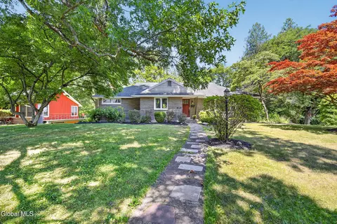 Exterior - 901 Londonderry Ct, Schenectady, NY 12309 photo 2 of 10