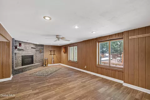 Living - 901 Londonderry Ct, Schenectady, NY 12309 photo 6 of 6