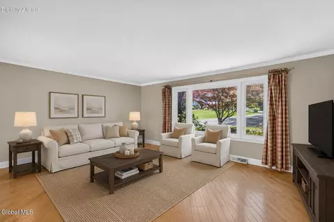 Living - 901 Londonderry Ct, Schenectady, NY 12309 photo 1 of 6