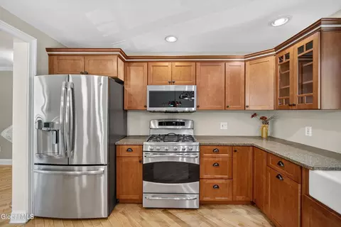 Kitchen - 901 Londonderry Ct, Schenectady, NY 12309 photo 5 of 8