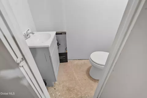 Bath - 901 Londonderry Ct, Schenectady, NY 12309 photo 5 of 5