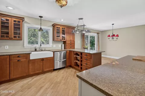 Kitchen - 901 Londonderry Ct, Schenectady, NY 12309 photo 7 of 8