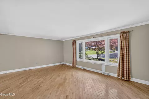 Living - 901 Londonderry Ct, Schenectady, NY 12309 photo 2 of 6