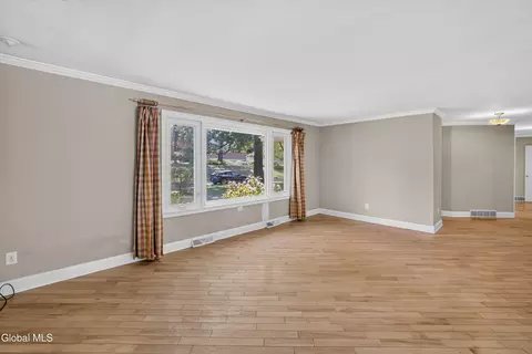 Living - 901 Londonderry Ct, Schenectady, NY 12309 photo 3 of 6