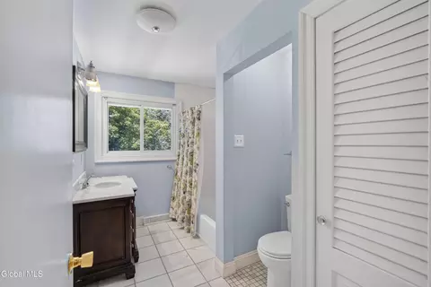 Bath - 901 Londonderry Ct, Schenectady, NY 12309 photo 3 of 5