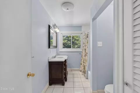 Bath - 901 Londonderry Ct, Schenectady, NY 12309 photo 4 of 5