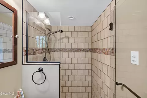 Bath - 901 Londonderry Ct, Schenectady, NY 12309 photo 2 of 5