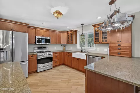 Kitchen - 901 Londonderry Ct, Schenectady, NY 12309 photo 4 of 8