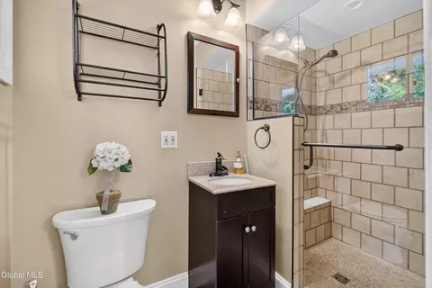 Bath - 901 Londonderry Ct, Schenectady, NY 12309 photo 1 of 5