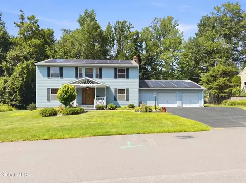 40 Brookwood Dr, Latham, NY 12110