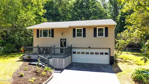 17 Red Coach Trl, Ballston Spa, NY 12020