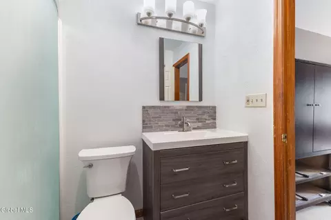 Bath - 214 Walnut Ln, Slingerlands, NY 12159 photo 2 of 4