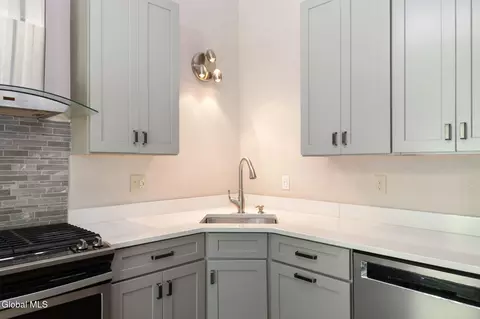 Kitchen - 214 Walnut Ln, Slingerlands, NY 12159 photo 4 of 5