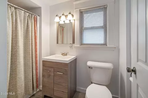 Bath - 833 Harrison Ave, Schenectady, NY 12306 photo 4 of 5