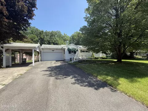 31 Frantone Ln, Loudonville, NY 12211