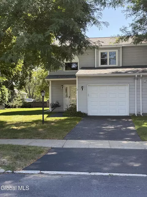 14 Tompion Ln, Saratoga Springs, NY 12866