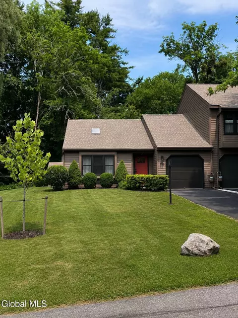 526 Townwood Dr, Albany, NY 12203