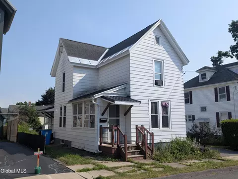 4 Oak St, Johnstown, NY 12095