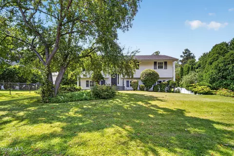 4 Farmingdale Rd, Latham, NY 12110