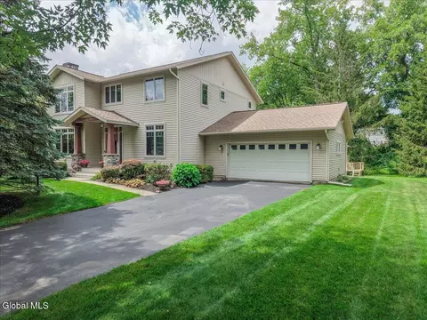 3 Proctor Ct, Loudonville, NY 12211