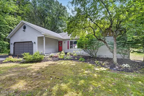 21 Knollwood Dr, Saratoga Springs, NY 12866