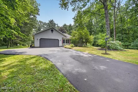 21 Knollwood Dr, Saratoga Springs, NY 12866