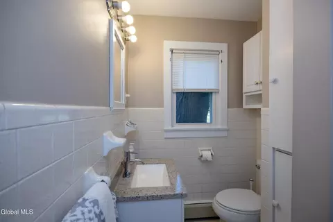 Bath - 2 Arden Rd, Schenectady, NY 12302 photo 2 of 4