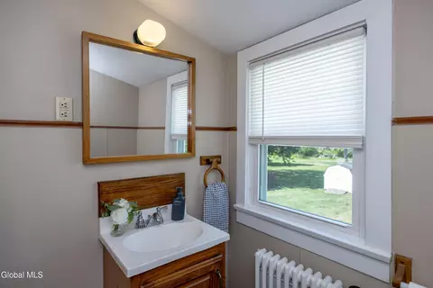 Bath - 2 Arden Rd, Schenectady, NY 12302 photo 3 of 4