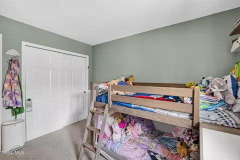 Bedroom - 35 Hillcrest Ave, Schenectady, NY 12309 photo 5 of 7