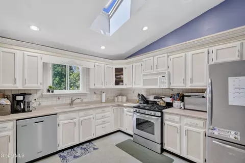 Kitchen - 35 Hillcrest Ave, Schenectady, NY 12309 photo 2 of 4