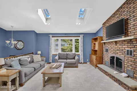 Living - 35 Hillcrest Ave, Schenectady, NY 12309 photo 2 of 4