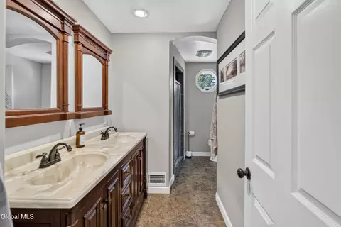 Bath - 35 Hillcrest Ave, Schenectady, NY 12309 photo 3 of 3