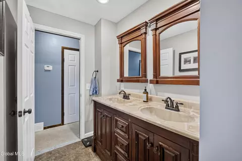 Bath - 35 Hillcrest Ave, Schenectady, NY 12309 photo 2 of 3