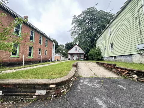Exterior - 565 Nott St, Schenectady, NY 12308 photo 2 of 5