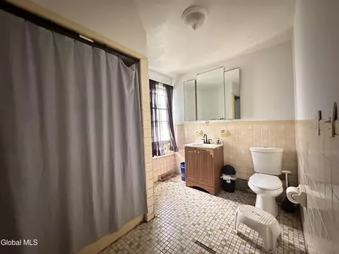 Bath - 565 Nott St, Schenectady, NY 12308 photo 1 of 1