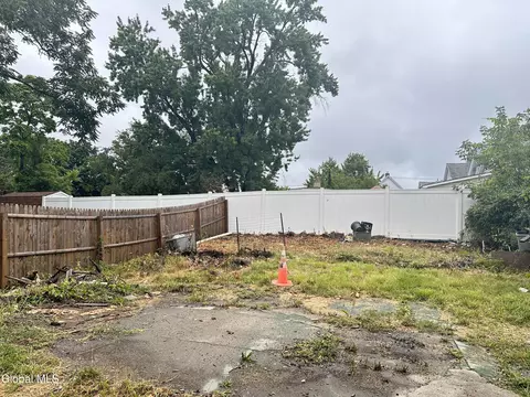 Exterior - 565 Nott St, Schenectady, NY 12308 photo 5 of 5