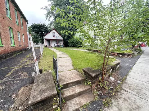 Exterior - 565 Nott St, Schenectady, NY 12308 photo 3 of 5
