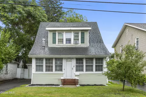 4 Maplewood Ave, Colonie, NY 12205